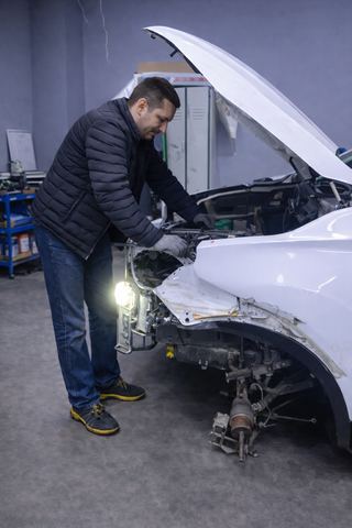 Автомеханик Исаев Сергей за работой