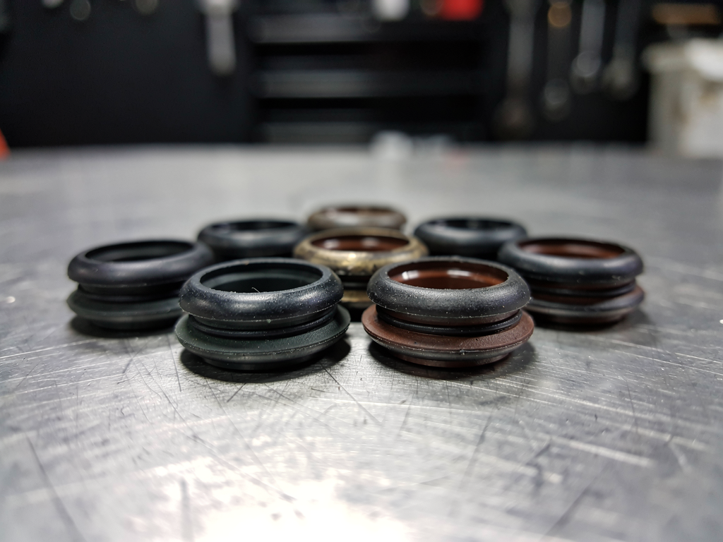 Замена маслосъёмных колпачков